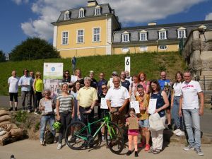 Foto: Landrat Achim Hallerbach und Beigeordneter der Stadt Neuwied Ralf Seemann zeichneten die Gewinner des diesjährigen Stadtradelns aus. Foto: Felix Banaski