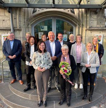 Doris Eyl-Müller (mit Blumen) tritt in den Ruhestand. Für ihre 27 Jahre als Gleichstellungsbeauftragte dankten ihr Landrat Achim Hallerbach, Personalratsvorsitzende Birgit Eisenhuth, 1. Beigeordneter Michael Mahlert, Büroleiterin Diana Wonka und viele weitere Kollegen. Nachfolgerin wird Daniela Kiefer (vorn links). 