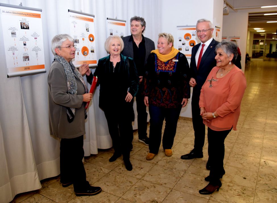 Foto (v.l.n.r.): Doris Eyl-Müller (Gleichstellungsbeauftragte des Landkreises),Brigitte Ursula Scherrer (eine der ersten Frauen im Kreistag und Vorkämpferin für die hauptamtliche Gleichstellungsstelle), Martin Herden (Musiker), Silke Läufer-Hermann (Mitarbeiterin der Pressestelle des Landkreises und verantwortlich für die grafische Umsetzung der Ausstellung), Landrat Achim Hallerbach und Shama Abbas (Musikerin).