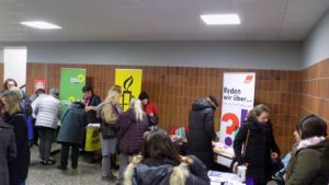 Foto: Infostände im Foyer des Rhein-Wied-Gymnasiums Neuwied.