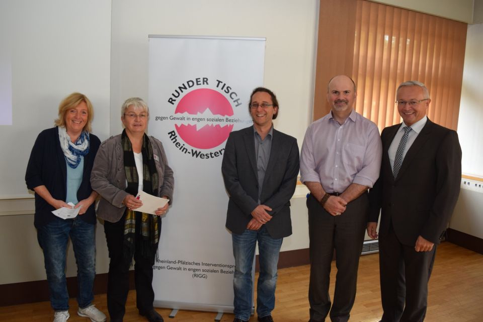 Foto (v.l.n.r.): Marlis Donnhauser, Mitarbeiterin Frauenhaus Westerwald, Doris Eyl-Müller, Gleichstellungsbeauftragte des Landkreises Neuwied,  Uwe Kukla, stellv. Abteilungsleiter Kreisjugendamt, Dr. Markos Maragkos, Arbeitsgemeinschaft für Verhaltensmodifikation (AVM) München, 1. Kreisbeigeordneter Achim Hallerbach, Jugend- und Familiendezernent des Landkreises Neuwied.