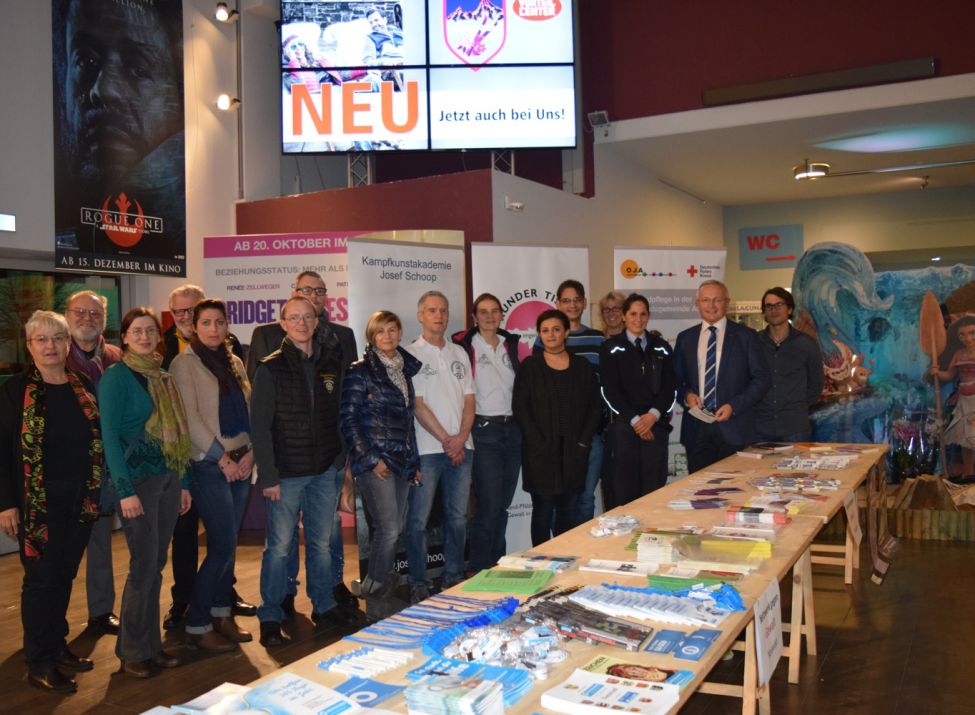 Foto: Vertreterinnen und Vertreter der Mitgliedsorganisationen des Netzwerkes gegen Gewalt im cine 5 in Asbach