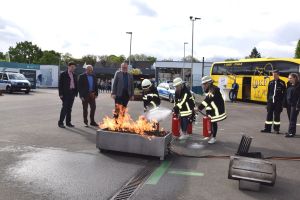 Foto: Mädchen probieren sich bei der Feuerwehr der Stadt aus.