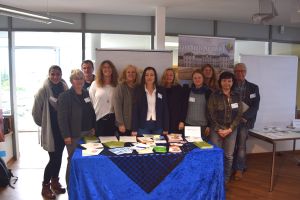 Foto: Die Vertreterin des Frauenministeriums Dr. Heike Jung mit den Vertreterinnen und Vertretern des Landkreises und der Stadt Neuwied, die sich organisatorisch oder inhaltlich am Fachtag beteiligten: Vertreterinnen der Frauenbegegnungsstätte UTAMARA und des Frauennotrufes TROTZDEM-LICHTBLICK -  Verein gegen sexuellen Missbrauch, die Integrationsbeauftragten von Stadt und Landkreis Neuwied, die Gleichstellungsbeauftragte des Landkreises sowie einige Flüchtlingshelfer.   