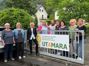 Foto: Die Gleichstellungsbeauftragten des Landkreises Doris Eyl-Müller (Landkreis), Birgit Bayer (Stadt Neuwied), Astrid Thol (VG Linz und Unkel), Susanne Christ (VG Asbach), Birgit Musubahu (VG Puderbach), Barbara Schmitz (VG Bad Hönningen) und Jenny Hommer (VG Rengsdorf-Waldbreitbach) tagten in der Frauenbegegnungsstätte „Utamara“ in Kasbach-Ohlenberg. Nele Möhlmann (5.v.l.) und Violeta Jasiqi (6.v.l.)  von „Utamara“ informierten die Gleichstellungsbeauftragten über das neue Projekt iMpuls, mobile Erzähl- und themencafés.  