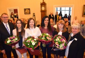 Foto (v.l.n.r.): Landrat Rainer Kaul, die Stipendiatinnen Laura Tserea, Leonie Heinrichs, Fatemeh Mozzaffari und Ronja Arndt, sowie Gleichstellungsbeauftragte Doris Eyl-Müller.