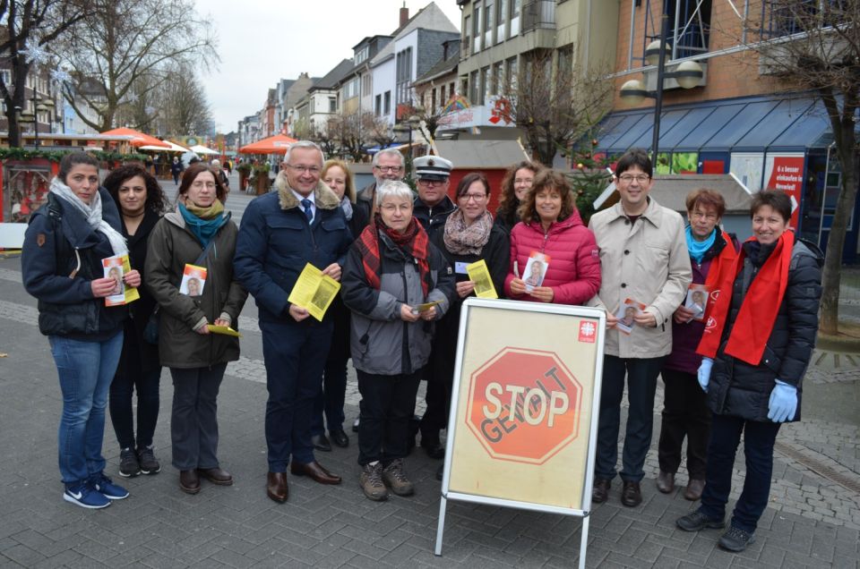 Foto: Vertreterinnen und Vertreter des Netzwerkes gegen Gewalt am Neuwieder Infostand.