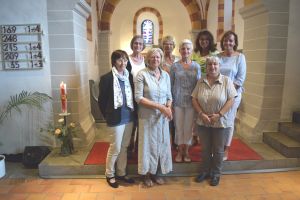 Foto: In der hintere Reihe die Mitwirkenden der Kirchengemeinde Inge Runge, Annemarie Hachenberg, Gabi Eickhoff, Patricia Oster, Kerstin Schwanbeck-Stephan, in der vorderen Reihe die Gleichstellungsbeauftragte der Verbandsgemeinde Ute Starrmann, vom Frauennotruf Barbara Beckmann und Doris Eyl-Müller.