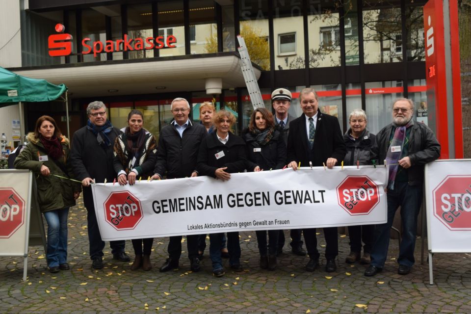 Foto (v. l.): Mitglieder der Frauenbegegnungsstätte UTAMARA (1. u. 3. v. l.), Bgm. der VG Bad Hönningen, Michael Mahlert; 1. Kreisbeigeordneter des Lk Neuwied, Achim Hallerbach; Freiwilligenbörse und Senioren-Kümmerin, Waltraud Schmaus; Gleichstellungsbeauftragte der VG Linz und Unkel, Astrid Thol; Gleichstellungsbeauftragte der VG Bad Hönningen, Bianca Theisen; PI Linz, Eckhart Heck; Bgm. der VG Unkel, Karsten Fehr; Gleichstellungsbeauftragte des Lk, Doris Eyl-Müller; Opferhilfeverein „Weißer Ring“, Heinz Schwarzkopf.