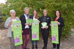 Foto: Die Organisatorinnen mit Flyer und Plakat zur Veranstaltung am 6. November (v.l.n.r.): Doris Eyl-Müller (Gleichstellungsbeauftragte des Landkreises), Bea Röder-Simon (Leiterin des Mehrgenerationenhaus Neuwied), Lea Rott (Wiedereinstiegsberaterin der Arbeitsagentur), Wiebke Birk-Engel (Beauftragte für Chancengleichheit am Arbeitsmarkt der Arbeitsagentur) und Heike Peifer (Beauftragte für Chancengleichheit am Arbeitsmarkt des Job-Centers Neuwied)