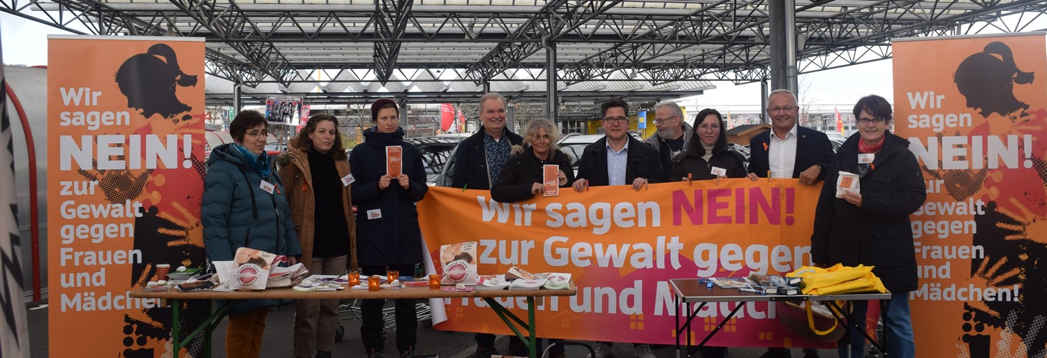 Foto: Landrat Achim Hallerbach sowie Bürgermeister Karsten Fehr (Unkel) und Beigeord-neter Frank Becker (Linz) unterstützten die Mitglieder des Aktionsbündnisses mit ih-rem Besuch am Aktionsstand in Unkel. Auch die Bürgermeister Peter Jung (Neu-wied) und Hans-Werner Breithausen besuchten die Aktionsstände. 