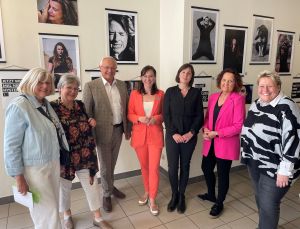 Foto: Landrat Achim Hallerbach dankte den engagierten Frauen von „Trotzdem – Lichtblick“ für ihr entschiedenes Handeln: (von links) Karin Beckmann, Heidetraut Kluckow, Daniela Kiefer, Birgit Eisenhuth und Silke Läufer-Hermann sowie  Künstlerin Rosa Engel (3. von rechts).