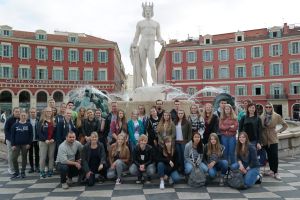 Foto: Die Jugendgruppe der Kreisjugendpflegen Altenkirchen und Neuwied vor dem Apollobrunnen in Nizza.