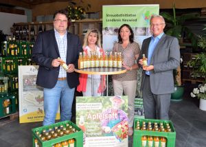 Foto: Heimischer naturtrüber Apfelsaft in der 1-Liter Flasche ist im ausgewählten Lebensmittelhandel schon länger im Angebot. Hans- Jürgen Freund und Birgit Becker-Rösler, beide Geschäftsführer Bad Hönninger Fruchtsäfte, Priska Dreher, Umweltreferat und Achim Hallerbach, 1. Kreisbeigeordneter und Umweltdezernent der Kreisverwaltung Neuwied (v.l.n.r.) präsentieren den regionalen naturtrüben Streuobstwiesensaft in der neuen 0,2-Liter Flasche.