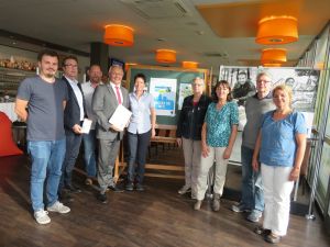 Foto: Im Food Hotel trafen sich unter der Leitung von Achim Hallerbach, 1. Kreisbeigeordneter des Landkreises Neuwied (4.v.l.) und Priska Dreher, Referat Umwelt, Natur und Energie (3.v.r.), der Geschäftsführer Jörg Germandi (2.v.l.) und sein Kollege Jürgen Hühner, Malberg Hütte (3.v.l.) mit  Vertretern der Zivilgesellschaft, Stefan Schneider (1.v.l.), Eirene, Heike Sturm, Rudolf-Steiner-Schule Mittelrhein (1.v.r.), Rainer Kunze (2.v.r.), Eine-Welt Laden Neuwied, Ruth Sohlbach, Vorstand im kfd-Dekanat Neuwied (5.v.r.) und Maria Obermann, aktive KfD-Frau in der Katholischen Pfarreiengemeinschaft Heimbach-Engers (4.v.r.) um den Bewerbungsantrag zur Fairtrade-Kampagne abzuschließen und weitere Aktivitäten ins Auge zu fassen. 