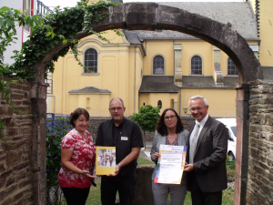 Foto: (v.l.): Einrichtungsleiterin Anette Scholl, Psychiatriekoordinator Dr. Ulrich Kettler, Referentin Renate von Ritter sowie der 1. Kreisbeigeordneter Achim Hallerbach mit vielen Informationen rund um die Themen Demenz und Depression.