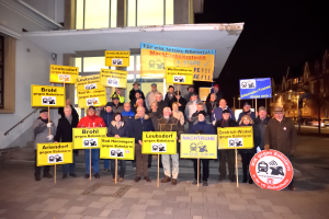 Foto: Zur mittlerweile 62. Dienstags-Demo hatten sich zahlreiche Mitstreiter gegen den Bahnlärm versammelt und demonstrieren gegen die Zunahme des Güterverkehrs im Mittelrheintal. Gastredner war der Neuwieder Landrat Achim Hallerbach