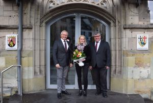 Foto: In ihren neuen Funktionen stellten sich zum Jahresbeginn der neue Landrat des Kreises Neuwied, der neue 1. Kreisbeigeordnete und die neue Büroleiterin der Kreisverwaltung vor. Landrat Achim Hallerbach (links) und Beigeordneter Michael Mahlert (rechts) begrüßten Diana Wonka als neue Büroleiterin der Verwaltung mit einem Blumenstrauß.