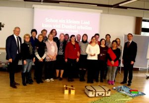 Foto: Landrat Achim Hallerbach (l.), Beatrix Röder-Simon (5. v.l.), Kerstin Kronenberger-Schäfer (7. v.r.), der Leiter der katholischen Familienbildungsstätte Nils Zimmermann (1. v.r.) erwarten mit Spannung was sich in der Schatzkiste zum Thema verbirgt.