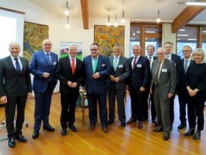 Foto v.l.n.r.: Gerhard Harmeling, Abteilungsleiter Verkehr und Straßenbau, Ministerium für Wirtschaft, Verkehr, Landwirtschaft und Weinbau Rheinland-Pfalz, Hans-Jörg Assenmacher, Vorsitzender Initiative Region Koblenz-Mittelrhein e.V., Frank Puchtler, Landrat Landkreis Rhein-Lahn, Andy Becht, Staatssekretär, Ministerium für Wirtschaft, Verkehr, Landwirtschaft und Weinbau Rheinland-Pfalz, Dr. Ulrich Kleemann, stellv. Vorsitzender Initiative Region Koblenz-Mittelrhein e.V. und Präsident Struktur- und Genehmigungsdirektion (SGD) Nord, Achim Hallerbach, Landrat Landkreis Neuwied, Stephan Pauly, Geschäftsführer Verkehrsverbund Rhein-Mosel GmbH (VRM), Werner Schmitt, stellv. Vorsitzender Initiative Region Koblenz-Mittelrhein e.V., Hansjörg Kunz, Geschäftsführer evm verkehrs GmbH, Hans-Egon Link, Geschäftsführer Rhein-Mosel-Verkehrsgesellschaft mbH (RMV), Katrin Wolf, DRF Deutschland Fernsehen Produktions GmbH & Co. KG.