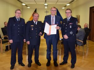 Foto: Landrat Kaul erhält Deutsche Feuerwehr-Ehrenmedaille.V.l.n.r. Stellv. Kreisfeuerwehrinspekteur (KFI) Holger Kurz, KFI Werner Böcking, Landrat Rainer Kaul, Kreisfeuerwehrverbandsvorsitzender Dirk Elberskirch. 