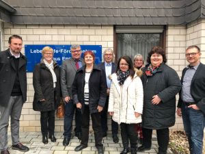 Foto v.l.n.r.: 1.Kreisbeigeordneter Michael Mahlert und Sozialamtsleiterin Agnes Ulrich mit dem Vorsitzenden der Lebenshilfe Frank Potthast und dem Führungsteam, bestehend aus Joachim Rhode, Marianne Mehlbreuer, Eva Jagos, Dorothee Melchior, Simone Schumann und Erik Wirtz.