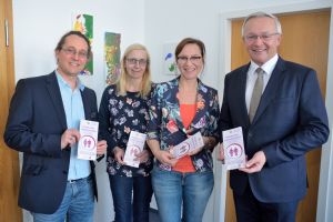 Foto: Praktische Hilfe für junge Familien im Landkreis Neuwied bietet das Kreisjugendamt zusammen mit Familien-, Gesundheits- und Kinderkrankenpflegerin Michaela Wingen. Landrat Achim Hallerbach, die Netzwerkkoordinatorin für Kindeswohl und Frühe Hilfen, Daniela Kiefer, Michaela Wingen und der stellvertretende Jugendamtsleiter Uwe Kukla (v.r.n.l.) werben für das Angebot des Jugendamtes mit einem speziellen Flyer.