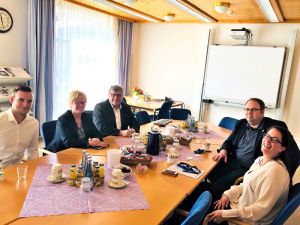 Foto: Im Wiedtal setzte der 1. Kreisbeigeordnete Michael Mahlert (3.v.l.) seine Besuche der sozialen Einrichtungen im Landkreis Neuwied fort. Auf dem Foto (v.l.n.r.): Lucas Schloemer (Praktikant), Agnes Ulrich (Leiterin des Kreissozialamtes), 1. Kreisbeigeordneter Michael Mahlert, Mario Klein (Verwaltungsleiter), Silke Weidenthaler (Einrichtungsleiterin).