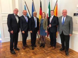 Foto: Über die nächsten Schritte zur Stärkung und Fortentwicklung Bonns als zweites bundespolitisches Zentrum Deutschlands hat die „Bonn/Berlin-Runde“ im Alten Rathaus in Bonn beraten. Im Vordergrund stehen dabei aktuell die Formulierung klarer Positionen und Zielsetzungen der Region Bonn sowie die Abstimmung einer verbindlichen Zeitschiene für die Gespräche mit der Bundesregierung zu der im Koalitionsvertrag von CDU, CSU und SPD verankerten Zusatzvereinbarung zum Berlin/Bonn-Gesetz. Zu der rund 45-köpfigen "Bonn/Berlin-Runde" gehören neben dem Bonner Oberbürgermeister Ashok Sridharan und den Landräten des Rhein-Sieg-Kreises, Sebastian Schuster, der Kreise Ahrweiler, Dr. Jürgen Pföhler, und Neuwied, Achim Hallerbach , die EU-, Bundestags- und Landtagsabgeordneten der Region, Vertreter der Staatskanzleien in Nordrhein-Westfalen und Rheinland-Pfalz sowie weitere Experten. Am Treffen nahm auch Nathanael Liminski, Staatssekretär und Chef der Staatskanzlei des Landes Nordrhein-Westfalen, teil.