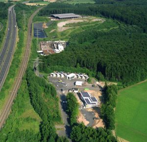 Foto: Herzstück der Neuwieder Abfallwirtschaft: Die Abfallentsorgungsanlage Linkenbach mit Außerschulischem Lernort, Wertstoffhof, Mechanisch-Biologischer Abfallbehandlungsanlage, Deponie und überdachter Nachrotte (von vorne nach hinten)