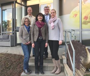 Foto: Zu einem ersten Briefing traf sich der zuständige 1. Kreisbeigeordnete Michael Mahlert mit den Mitgliedern der diesjährigen Jury des Wettbewerbes „Unser Dorf hat Zukunft 2018“. Foto (v.r.n.l.): Sabine Jung; 1. Kreisbeigeordneter Michael Mahlert, Vorsitzende Margit Rödder-Rasbach, Christoph Kirst, Carina Baugut-Seyfried.