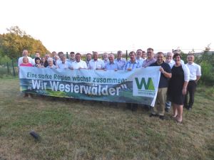 Foto: Die drei Landräte Michael Lieber (Altenkirchen), Achim Hallerbach (Neuwied) und Achim Schwickert (Westerwaldkreis) trafen sich mit den Fraktionsvorsitzenden, Beigeordneten, Vorständen der Sparkassen und den Wirtschaftsförderern im Außerschulischen Lernort in Linkenbach. Sie verständigten sich über die Vorgehensweise und Inhalte zum Ausbau der Gemeinschaftsinitiative „Wir Westerwälder“.