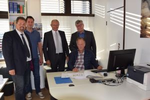 Auf dem Foto (v.l.n.r.): Bürgermeister Michael Christ, , stellvertr. Bauamtsleiter Thomas Leimbach, Landrat Achim Hallerbach, Kreisbeigeordneter Michael Mahlert, Sachbearbeiter der Bauaufsichtsbehörde Friedhelm Lorscheid (sitzend).