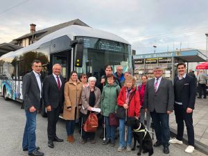 Foto: In einer Sitzung des Beirates für die Teilhabe von Menschen mit Behinderung berichtete Kornelia Valerius (Mitglied im Blinden- und Sehbehindertenverein für Neuwied und Umgebung e.V.) von den Schwierigkeiten der blinden und sehbeeinträchtigten Menschen bei der Nutzung des ÖPNV. Der 1. Kreisbeigeordnete und Sozialdezernent Michael Mahlert lud deshalb zu einer gemeinsamen Busfahrt ein. Zusammen mit Landrat Achim Hallerbach sowie dem Busunternehmen MVB GmbH, vertreten durch Axel und Kim Zickenheiner, der Abteilungsleiterin für Planen und Umwelt, Helga Zoltowski, der Senioren- und Behindertenbeauftragten Carina Breßler sowie dem Blinden- und Sehbehindertenverein für Neuwied und Umgebung e.V., wurde dann eine Busfahrt unternommen.