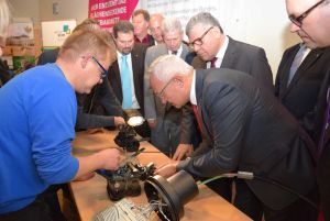 Foto: Durch Schweißen des letzten Meters Glasfaser haben Vertreter der Kommunen, des Landes, des Bundes und der Telekom in Neustadt/Wied feierlich das Projekt des landkreisweiten Breitbandausbaus fertiggestellt.