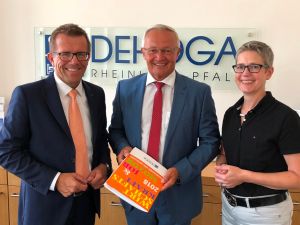 Foto: In einem intensiven Arbeitsgespräch im neuen DEHOGA Zentrum in Bad Kreuznach tauschten sich (v.l.n.r.) DEHOGA-Präsident Gereon Haumann, Landrat Achim Hallerbach und DEHOGA-Landesgeschäftsführerin Anna Roeren-Bergs über die Entwicklungen des Gastgewerbes und der Gastronomie in Rheinland-Pfalz und im Landkreis Neuwied aus.