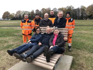 Foto: Bei einem Ortstermin auf der Erpeler Ley mit Landrat Achim Hallerbach (vorne Mitte) als stellv. Vorsitzender des Naturparks Rhein-Westerwald e.V., der Geschäftsführerin des Naturparks Rhein-Westerwald e.V., Irmgard Schröer (links), dem Unkeler Verbandsgemeindebürgermeister Karsten Fehr (hinten 2.v.r.) als Vertreter des Naturpark Rhein-Westerwald e.V., dem Geschäftsführer der Tourismus Siebengebirge GmbH, Oliver Bremm (hinten 3.v.l.)  und Ortsbürgermeisterin Cilly Adenauer (vorne rechts) konnten die drei kürzlich dort von Mitarbeitern des Bauhof Unkel aufgestellten Waldliegen ihrer Bestimmung übergeben werden.