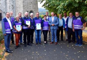 Foto: Gemeinsam mit der Ökumenischen Notfallseelsorge des Landkreises Neuwied hatte die Abteilung Brand- und Katastrophenschutz der Kreisverwaltung die haupt- und ehrenamtlichen Mitarbeitenden in den „Blaulichtdiensten“ zu einem Blaulichtgottesdienst nach Waldbreitbach eingeladen. Im Gottesdienst erhielten sechs ehrenamtliche Notfallseelsorger ihre Berufungsurkunde.