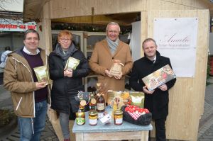 Foto: Das Regionalladen-Gemeinschaftsprojekt von Stadt und Landkreis Neuwied startet seinen Testlauf auf dem Neuwieder Knuspermarkt. Regionale Aussteller präsentieren dort bis zum 23. Dezember ihre zumeist handgefertigten Produkte, darunter viel Schönes zum Essen, Trinken, Wohnen und Schmücken. Neuwieds Oberbürgermeister Jan Einig, Landrat Achim Hallerbach, Petra Neuendorf, Amt für Stadtmarketing und Jörg Hohenadl, Wirtschaftsförderung des Landkreises Neuwied (v.r.n.l.) werben für den Stand.