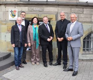 Foto: Auf Einladung von Landrat Achim Hallerbach (rechts) besuchte der Trierer Weihbischof Jörg-Michael Peters (2.v.r.) jetzt die Kreisstadt. Dort erwartete ihn ein umfangreiches Gesprächs- und Besuchsprogramm. Begleitet wurde der Besuch des Weihbischofs nicht nur vom Landrat sondern auch von Oberbürgermeister Jan Einig (3.v.r.), Dechant Thomas Darscheid (2.v.l.) , Claudia Pauly (3.v.l.), Leiterin der Caritas-Geschäftsstelle und dessen Vorsitzendem, Werner Hammes (links).