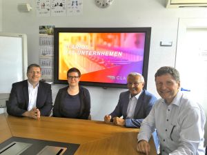 Foto: Aus Johnson Controls wird Clarios. Die kanadische Unternehmensgruppe bringt neuen Namen und Geschäftsfarben, setzt aber auf bewährtes Management und Kontinuität. Landrat informierte sich vor Ort über die künftige strategische Ausrichtung (v.l.n.r.): Jörg Hohenadl (Regionalentwicklung, Wirtschaftsfördergesellschaft des Landkreises Neuwied), Katja Wiedemann (Personalleiterin Clarios Recycling GmbH), Achim Hallerbach (Landrat des Kreises Neuwied), Dr. Frank Toubartz (Geschäftsführer Clarios Recycling GmbH, Krautscheid).