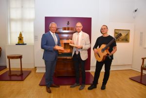 Foto v.l.: Landrat Achim Hallerbach, Museumsdirektor Bernd Willscheid und Gitarrist Iwo Iwanov. 