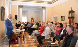 Foto: Landrat Achim Hallerbach begrüßt die zahlreichen Gäste.