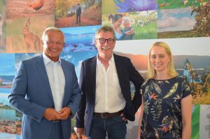 Foto v.r.n.l.: Büroleiterin Diana Wonka, Lebensmittelkontrolleur Hans Müller und Landrat Achim Hallerbach. In den wohlverdienten Ruhestand verabschiedete Landrat Achim Hallerbach und Büroleiterin Diana Wonka den langjährigen Lebensmittelkontrolleur Hans Müller. Ein Mitarbeiter, der seit 1983 mit viel Erfahrung und Fachwissen die Lebensmittelsicherheit im Landkreis im Auge hatte.