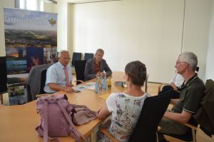 Foto: Regelmäßige Sprechstunde wird gerne genutzt. Seit Januar bietet Landrat Hallerbach eine regelmäßige Sprechstunde an. Sie findet in der Regel einmal im Monat in der Kreisverwaltung statt. In halbstündigen Gesprächen haben die Bürgerinnen und Bürger Gelegenheit, ihre Anliegen, die die Kreisverwaltung bzw. den Landkreis unmittelbar betreffen, mit dem Landrat persönlich zu besprechen.