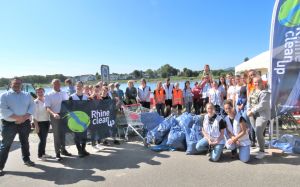 Foto: Hoch motiviert kamen 50 Helferinnen und Helfer nach Neuwied, um am RhineCleanUpDay 2019 teilzunehmen und das Rheinufer von der Rheinbrücke bis zum Schlosspark zu säubern. Hiervon konnte sich auch Landrat und Abfallwirtschaftsdezernent Achim Hallerbach ein Bild machen. Ziel des RhineCleanUpDay ist es, ein Bewusstsein dafür zu schaffen, dass Müll nicht achtlos weggeworfen oder besser noch von vorneherein vermieden wird. 