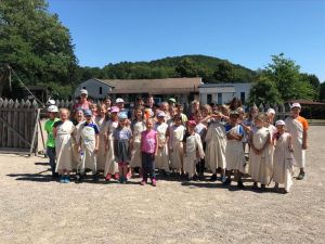 Foto: Auch in diesem Jahr hatten über 40 Kinder im Alter zwischen 7-12 Jahren des Kreises Neuwied wieder die Möglichkeit zwei abwechslungsreiche Wochen mit vielen Abenteuern, Herausforderungen, Spaß und Spiel zu erleben. Der Jugendpfleger der Verbandsgemeinde Rengsdorf-Waldbreitbach, Frank Scholl hatte in Kooperation mit dem Team der Kreisjugendpflege Neuwied wieder ein sehr abwechslungsreiches Programm vorbereitet. Neben vielen anderen Zielen stand auch die Römerwelt in Rheinbrohl auf dem Programm.