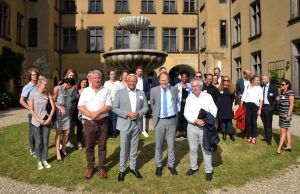 Foto: Zum sogenannten SummerBird der Gesundheitsregion KölnBonn konnte Landrat Achim Hallerbach zahlreiche Vertreterinnen und Vertreter der Landkreise aus Nordrhein-Westfalen und Rheinland-Pfalz, der Gesundheitswirtschaft und den Gesundheitsorganisationen auf Schloss Arenfels in Bad Hönningen begrüßen. In der vorderen Reihe (v.l.n.r.): Burgpächter Christian Runkel, Landrat Achim Hallerbach, Prof. Dr. Wolfgang Holzgreve (Vorsitzender des Gesundheitsregion KölnBonn e.V. und Ärztlicher Direktor und Vorstandsvorsitzender des Universitätsklinikums Bonn), Prof. Dr. Wolfgang Goetzke (geschäftsführendes Vorstandsmitglied der Gesundheitsregion KölnBonn e.V.)