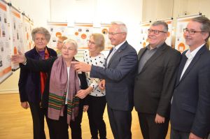 Foto: Landrat Achim Hallerbach und Gleichstellungsbeauftragte Doris Eyl-Müller hatten zum 30-jährigen Jubiläum der Gleichstellungsstelle des Landkreises in das Roentgen-Museum eingeladen. Das Foto zeigt (v.l.n.r.): Schwester Lea Ackermann (Johann-Loewenherz-Ehrenpreisträgerin), Doris Eyl-Müller (Gleichstellungsbeauftrage des Landkreises Neuwied, Birgit Bayer (Moderatorin), Landrat Achim Hallerbach, 1. Kreisbeigeordneter Michael Mahlert, Sven Lefkowitz (MdL).