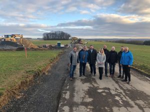 Foto: Der Ausbau der K 64 zwischen Sessenhausen und Altenhofen läuft gut. Davon konnten sich Vertreter der beteiligten Kommunen und Behörden anlässlich eines Besuchs an der Baustelle des 2. Bauabschnitts überzeugen